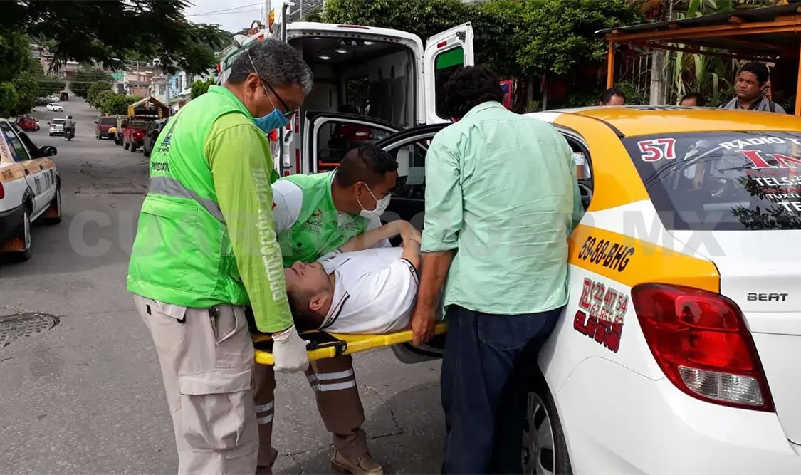 Un lesionado en aparatoso percance de taxi y Estaquita