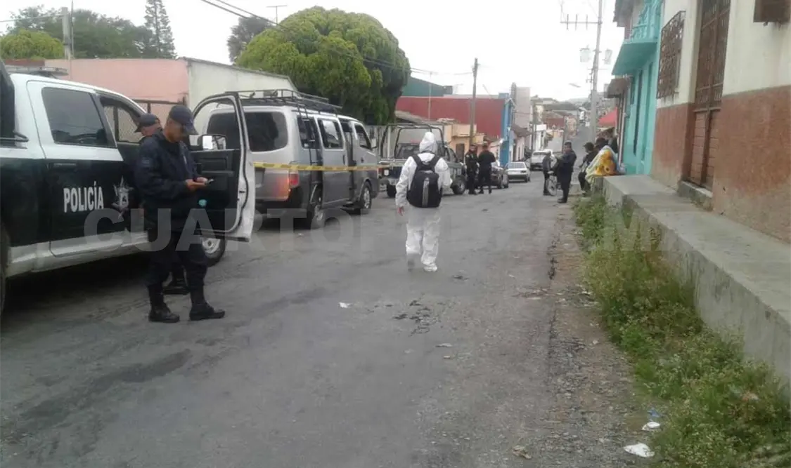 Comando armado dispara contra Urvan para asaltarlos