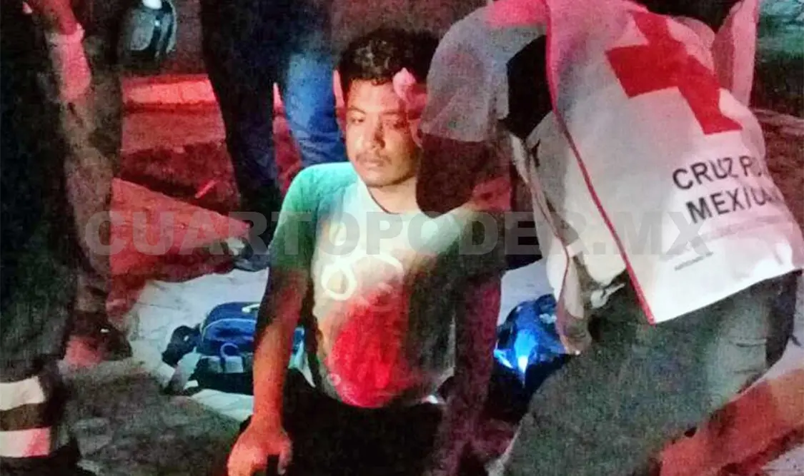 Sujeto cayó de motocicleta al pasar un reductor vial