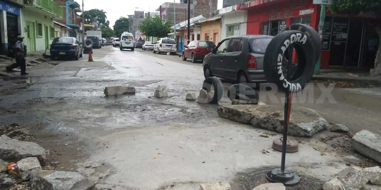 Reabren vía cerrada por nueve meses