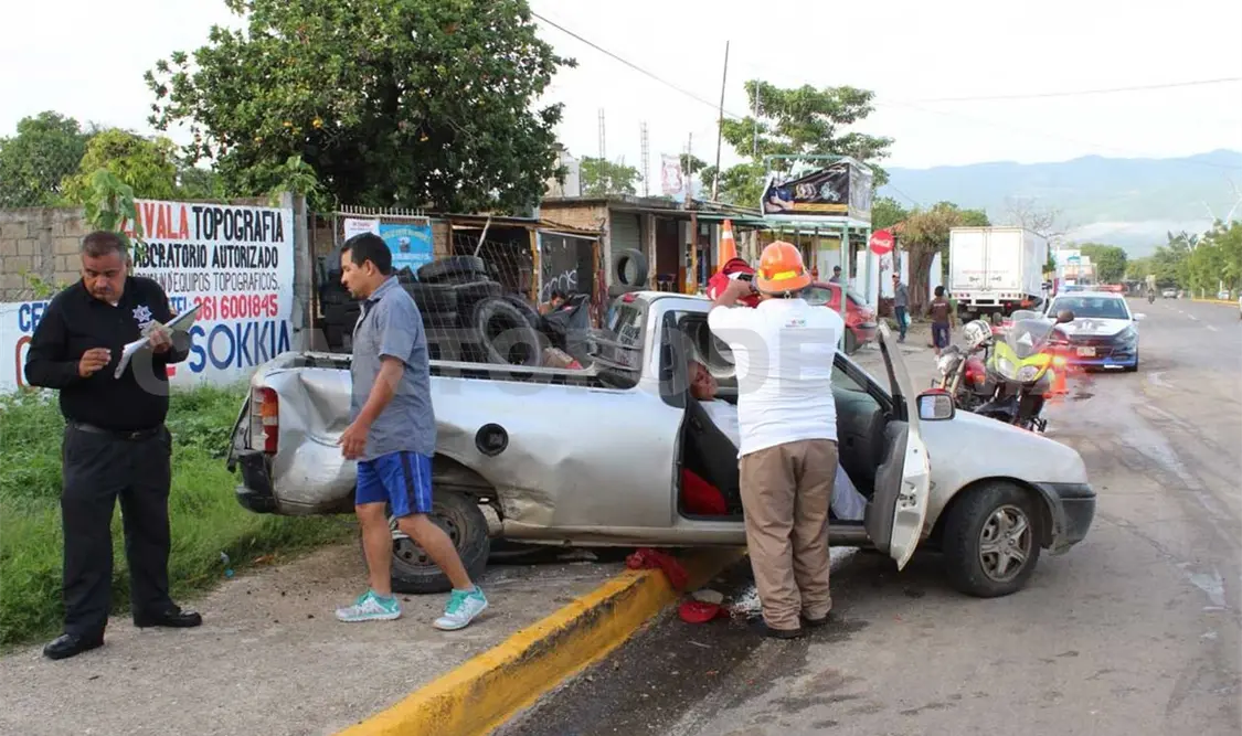 Tres lesionados al chocar un Jetta y una camioneta