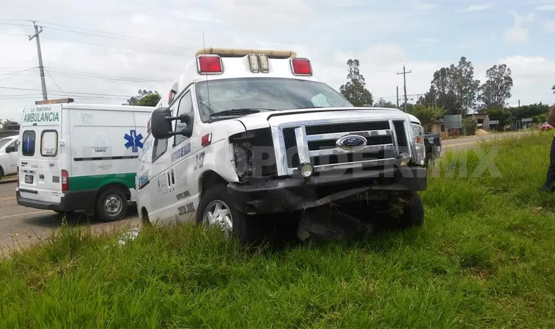 Accidente entre camioneta y ambulancia deja tres heridos