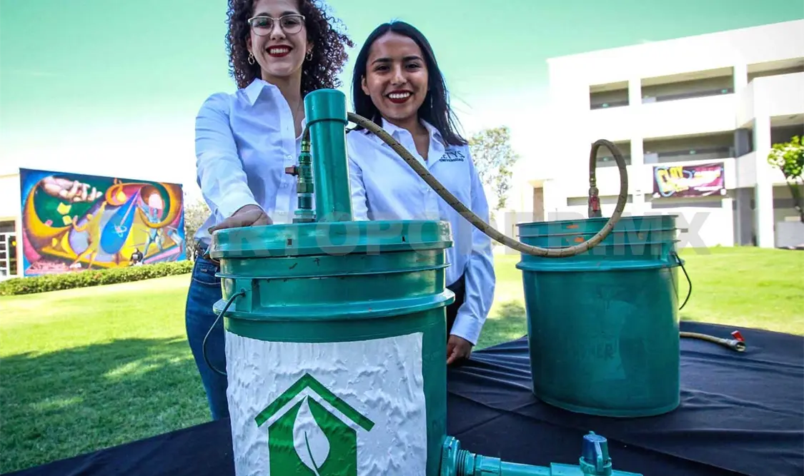 Los restos son mezclados con agua para realizar una digestión anaerobia que genera el biogás y lo almacena en el otro contenedor. El Universal