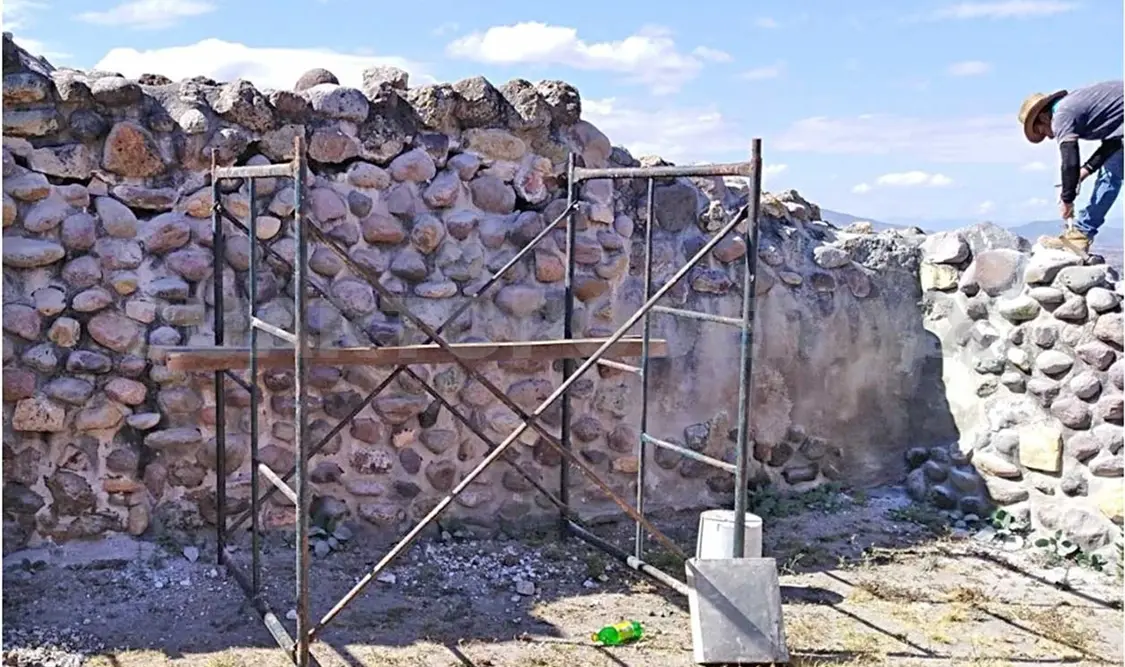 En la zona arqueológica de Yagul, la atención fue en grietas en muros internos y externos de la sala de consejos. Cortesía