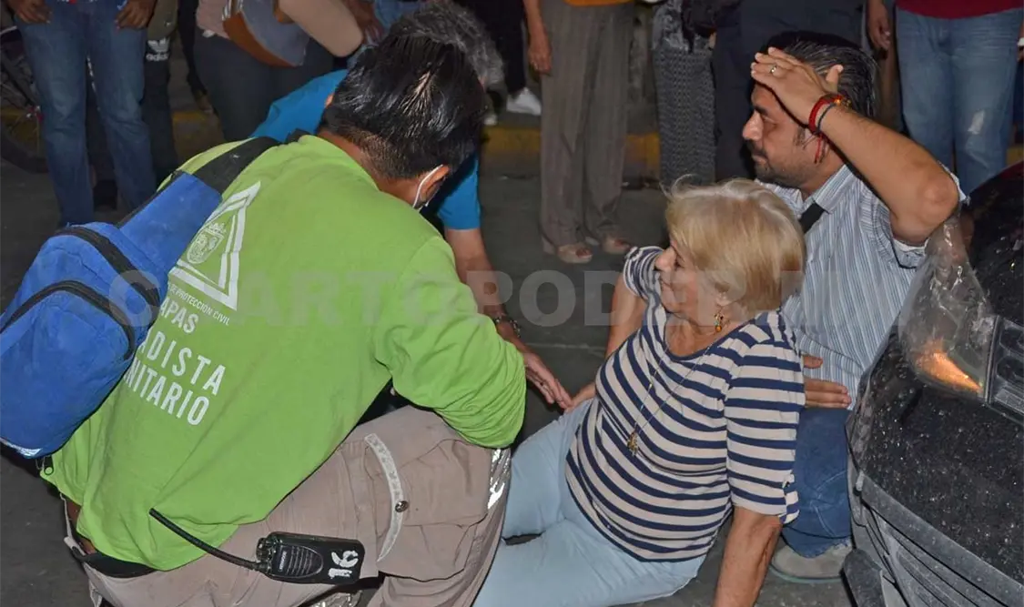 Paramédicos de Protección Civil Municipal atendieron a la transeúnte, pero debido a la lesión en su cuerpo, fue llevada a un hospital. Edberg Mayorga / CP