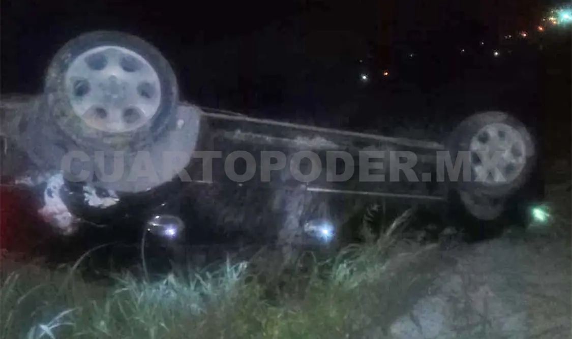 Veloz conductor vuelca y abandona vehículo