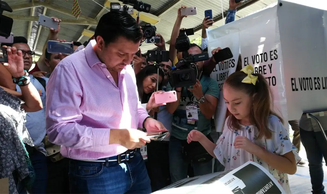 El candidato a la gubernatura del Estado durante su participación en el voto.
