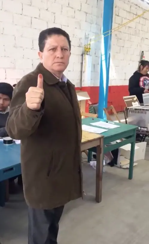 El secretario Culebro Velasco durante su votación.