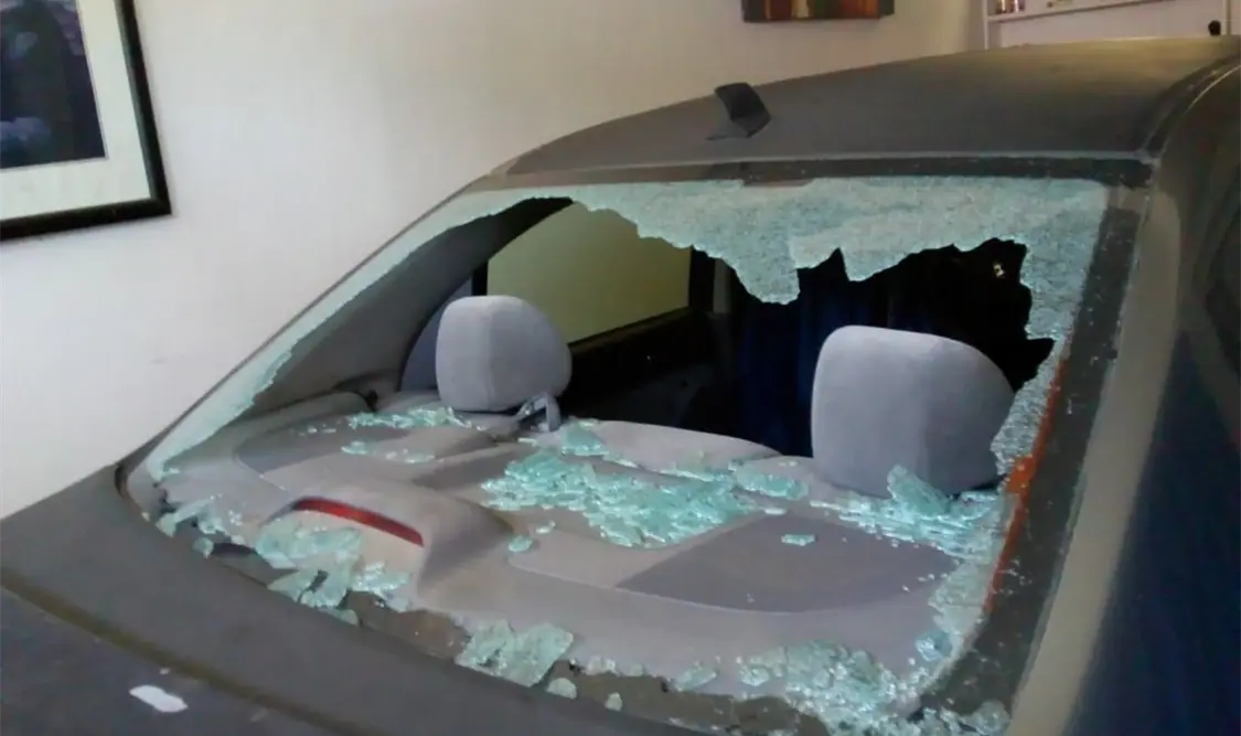La unidad fue golpeada por un grupo de encapuchados.