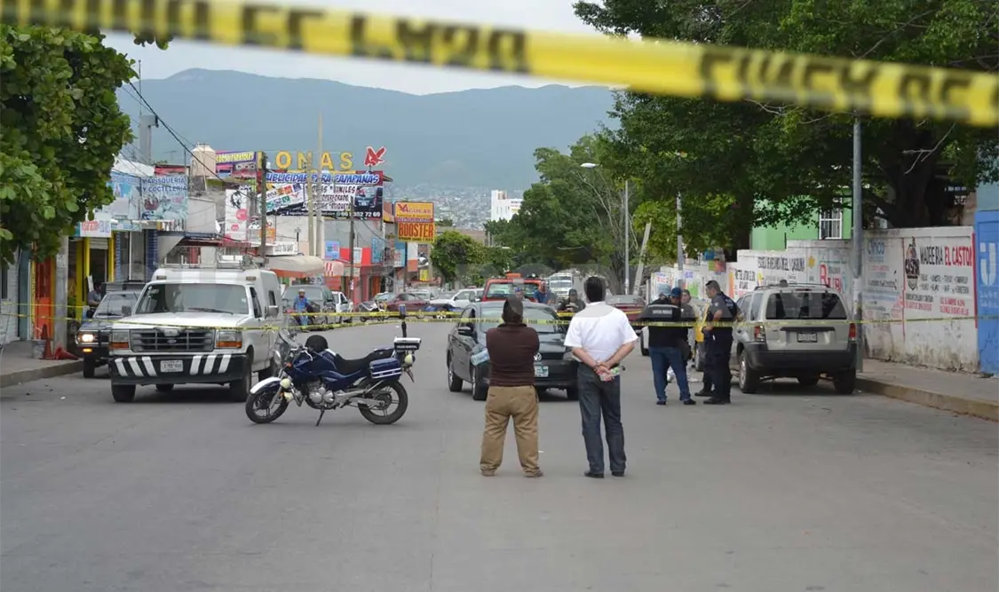 Asaltan a cuentahabientes adentro de un banco