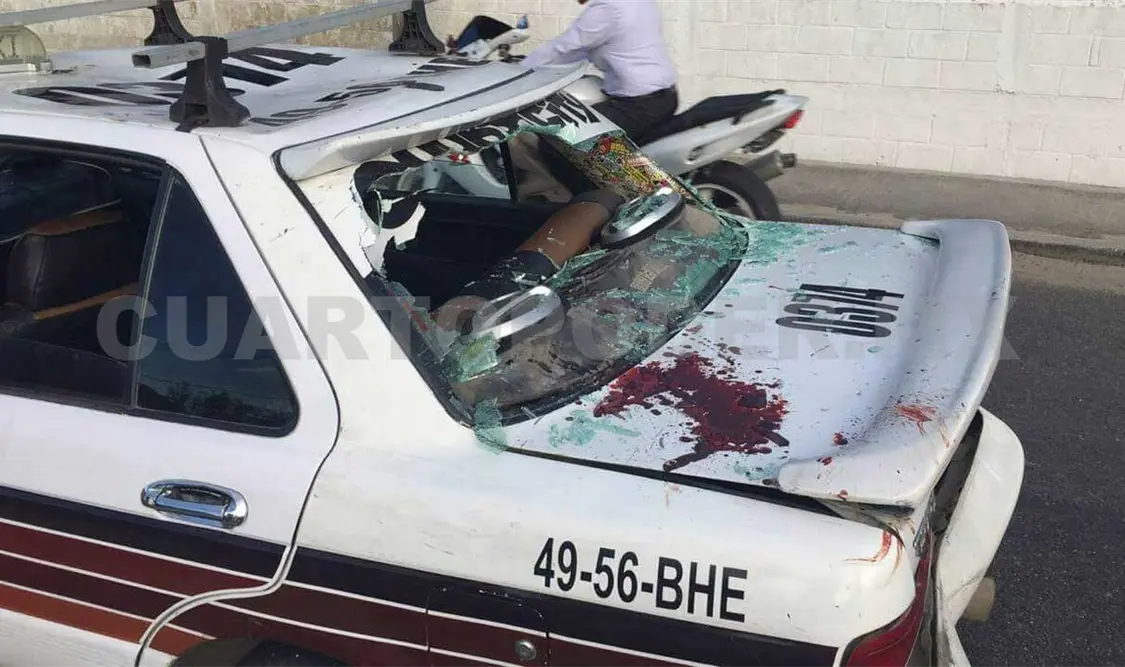 Por exceso de velocidad, moto choca contra taxi