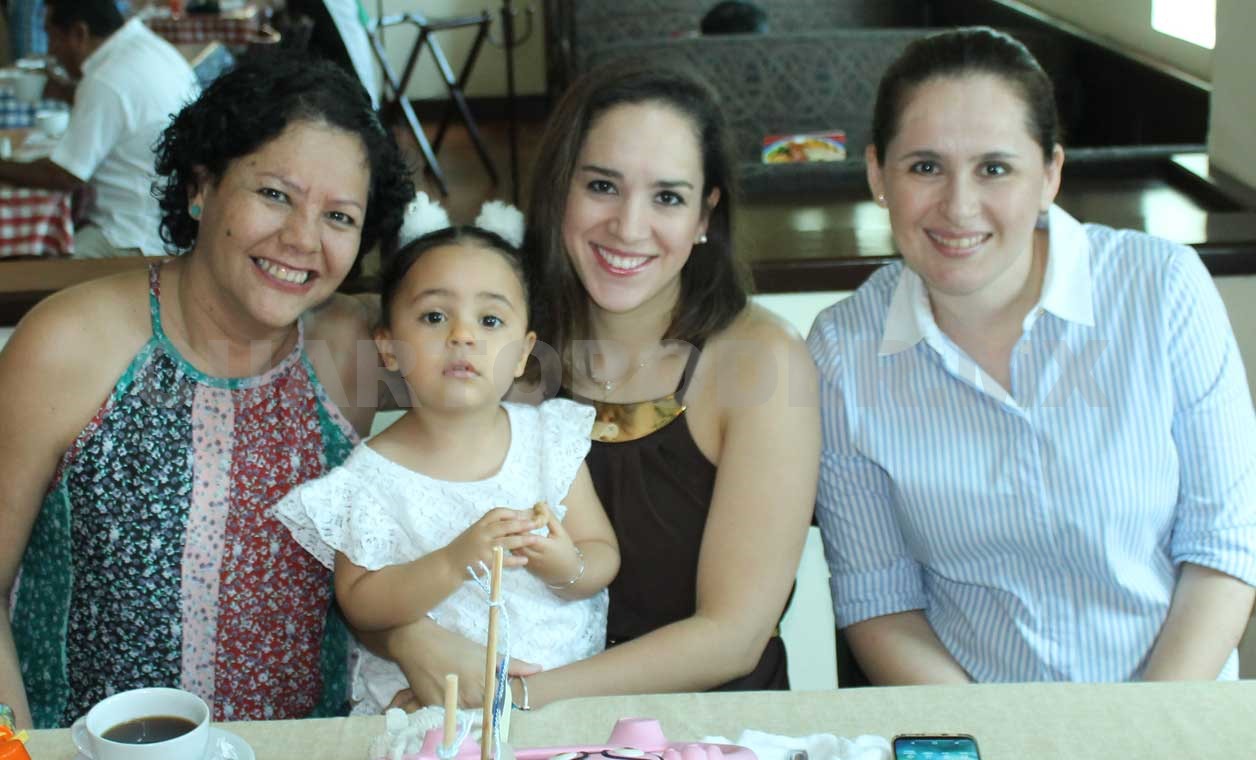 Sara espera con amor a su primer bebé