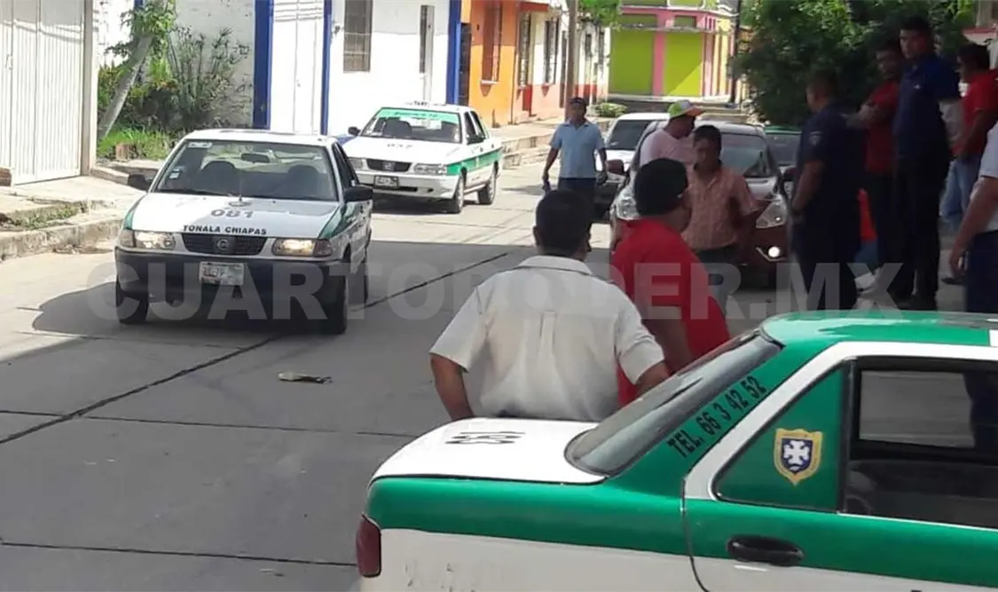 Veloz taxista impacta a un automóvil particular