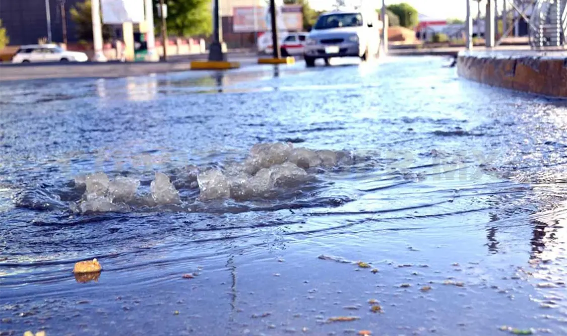 Denuncian fuga de aguas negras frente a hospital