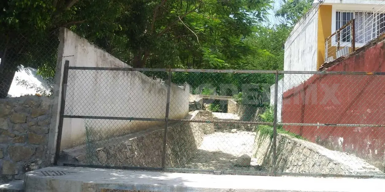 Colocan y rompen malla de la discordia