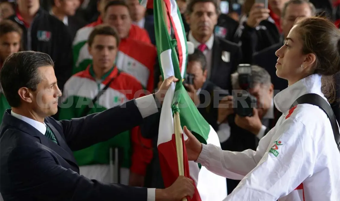 Abanderan delegación mexicana