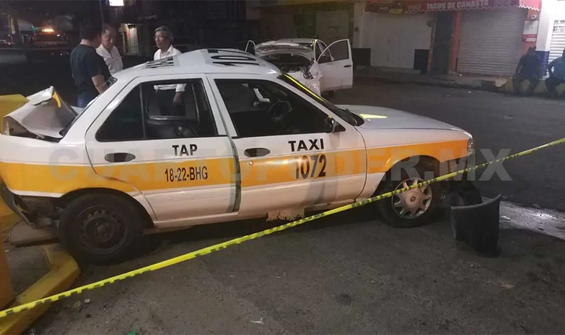 Rescatan a taxista al sufrir accidente vial