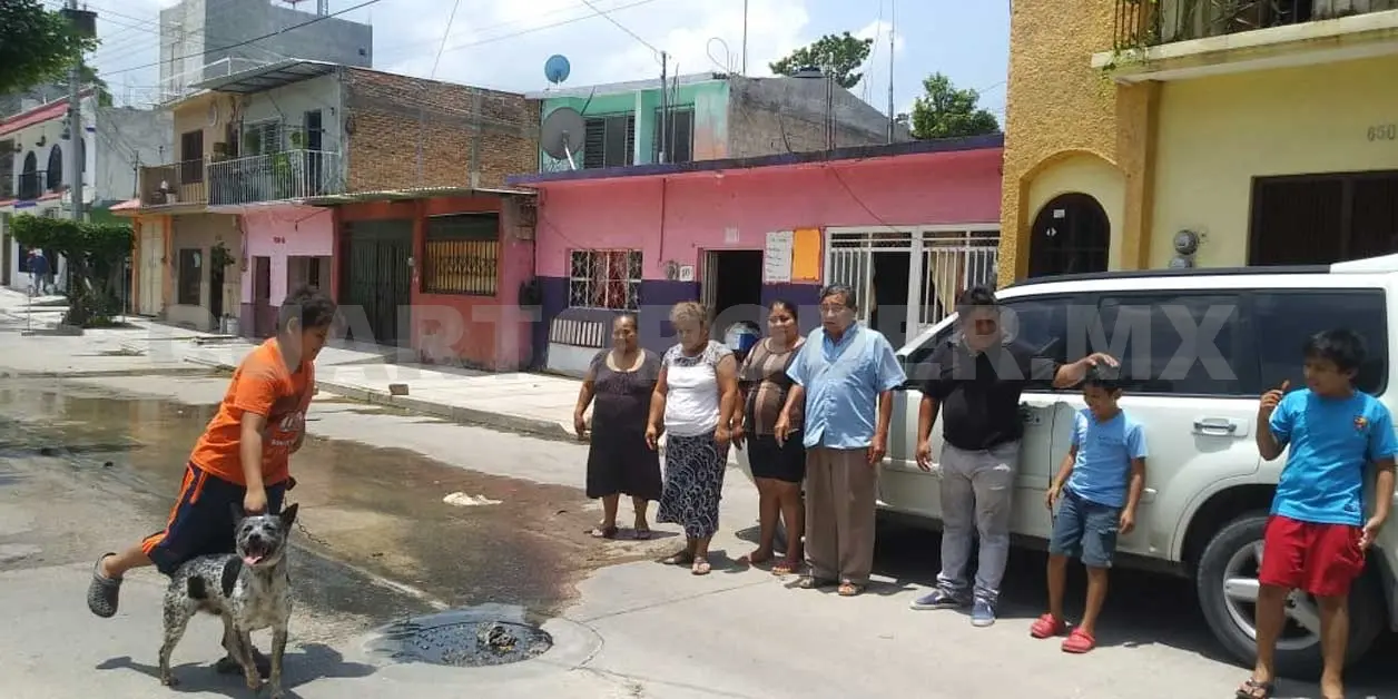 Aguas negras en calle, acera y dentro de casas