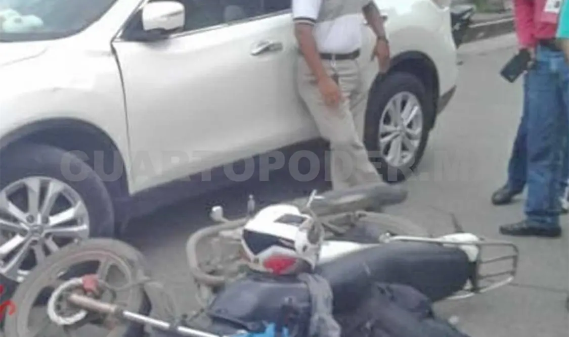 Camioneta lujosa arrolla a conductor de moto
