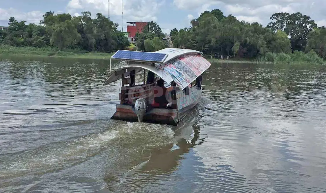 Cientos de habitantes cruzan el río a la altura del punto conocido como Paso Real. El Universal