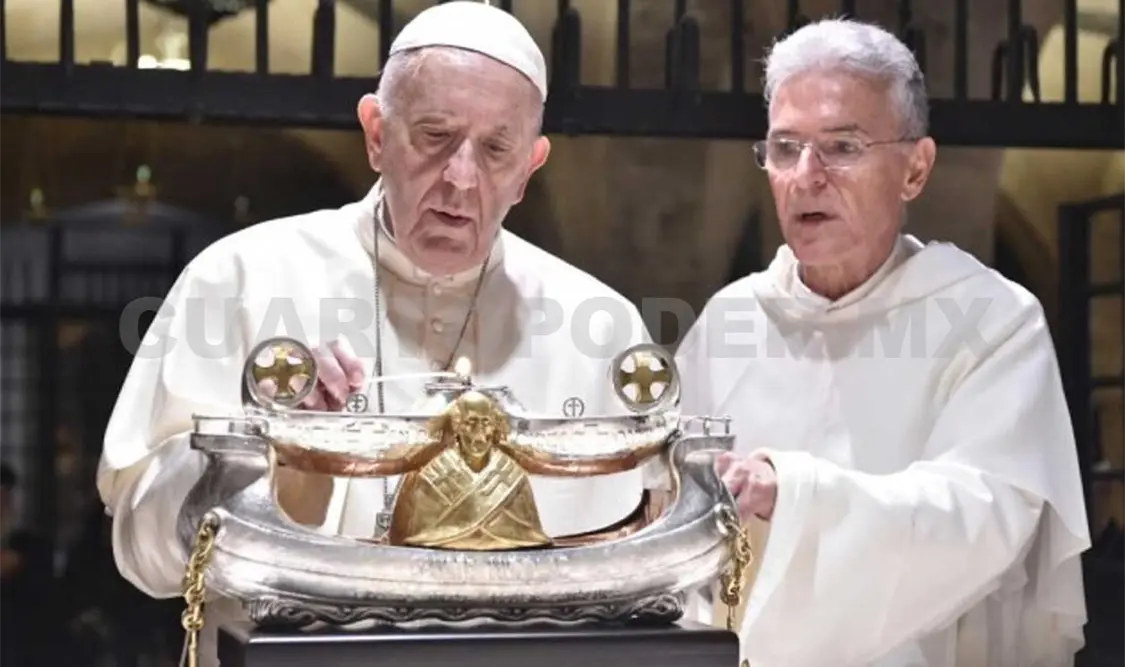 En la sureña localidad italiana de Bari, el Papa encabezó una inédita jornada de oración. NTX