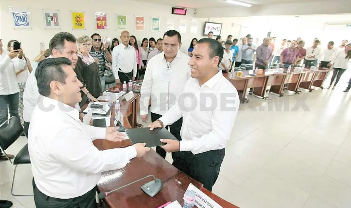 Recibe Eduardo Ramírez constancia de mayoría