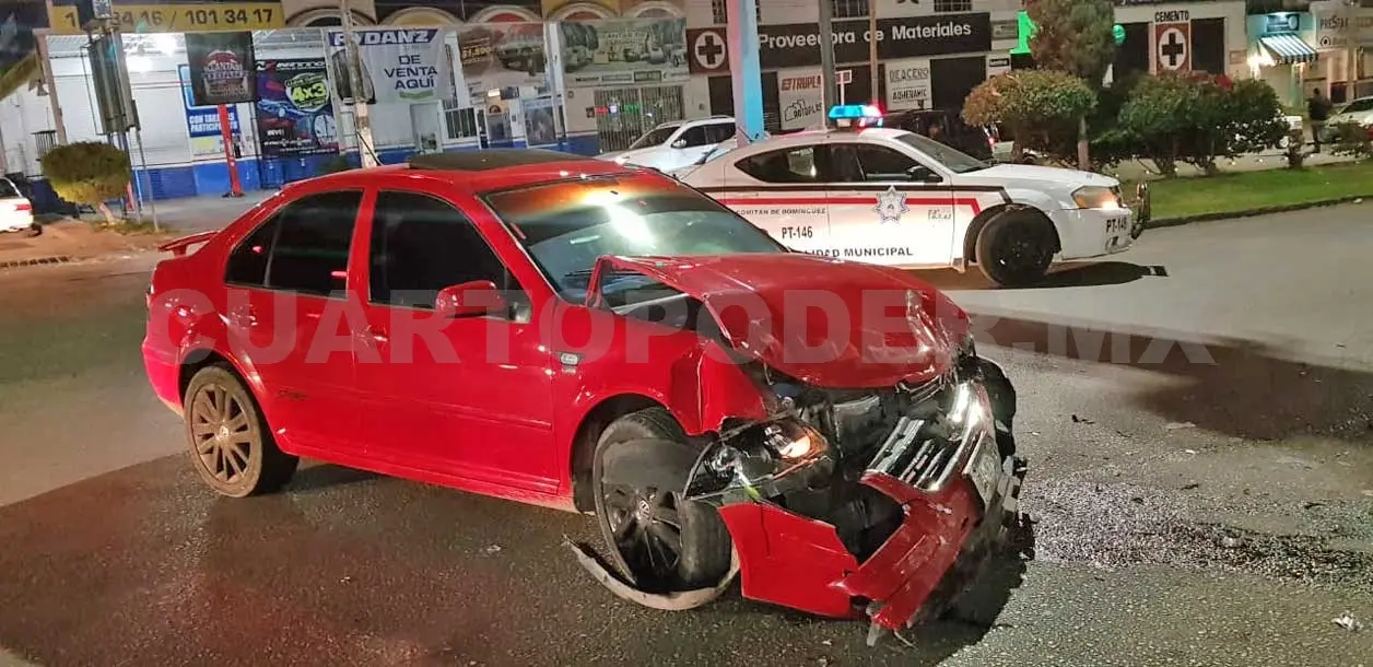 Jetta provoca aparatoso accidente en bulevar