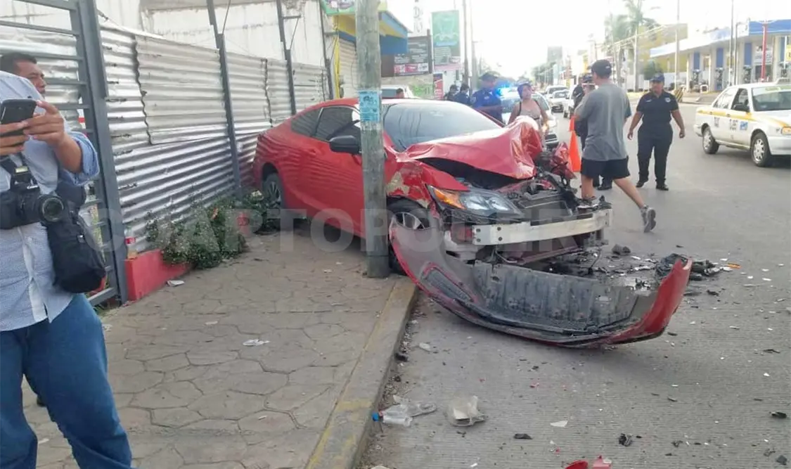 Sedán se estrella contra una patrulla