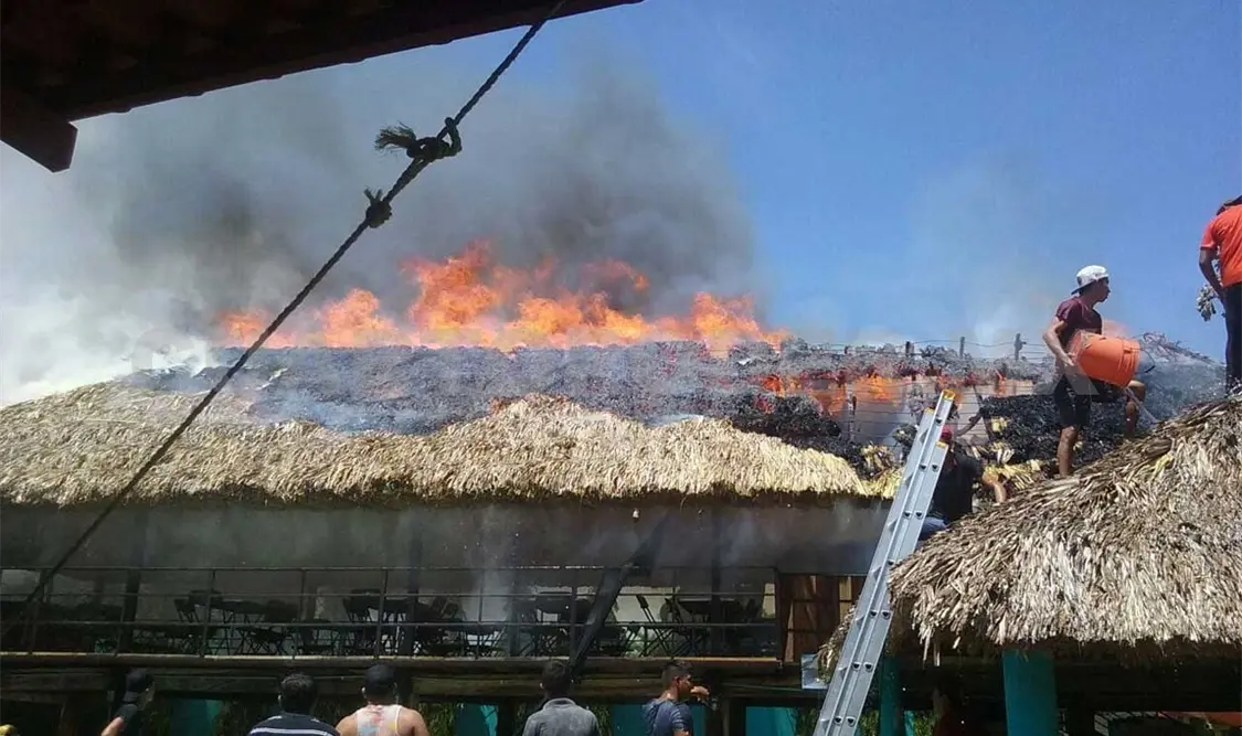 Incendio acaba con palapa en la pesquería Paredón