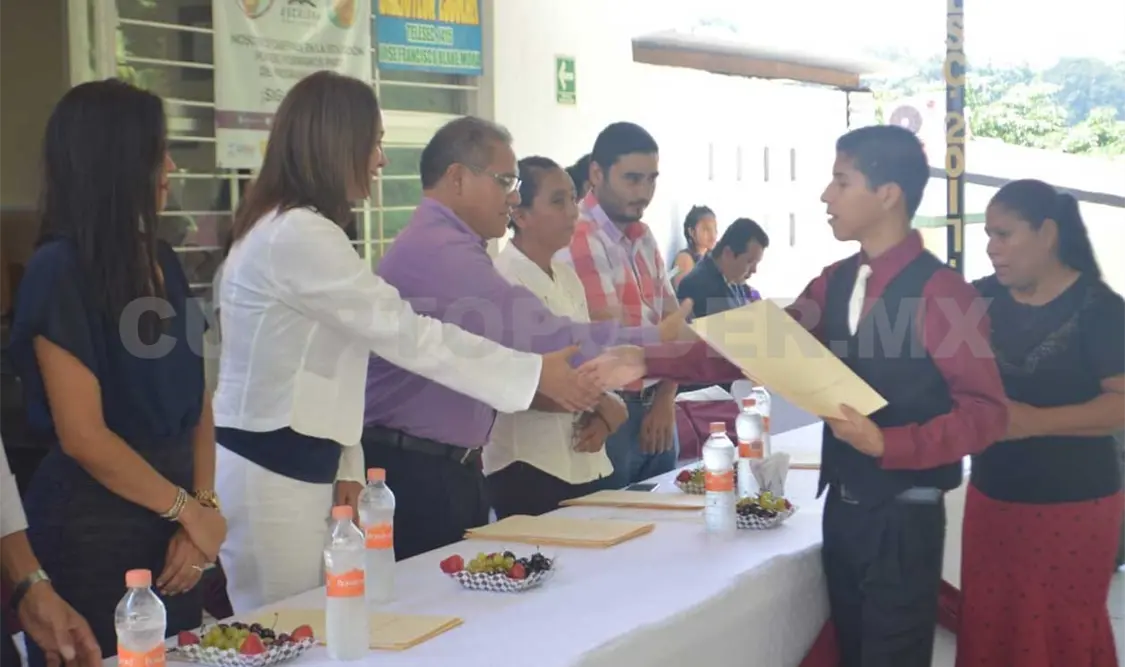Egresa generación de telesecundaria binacional
