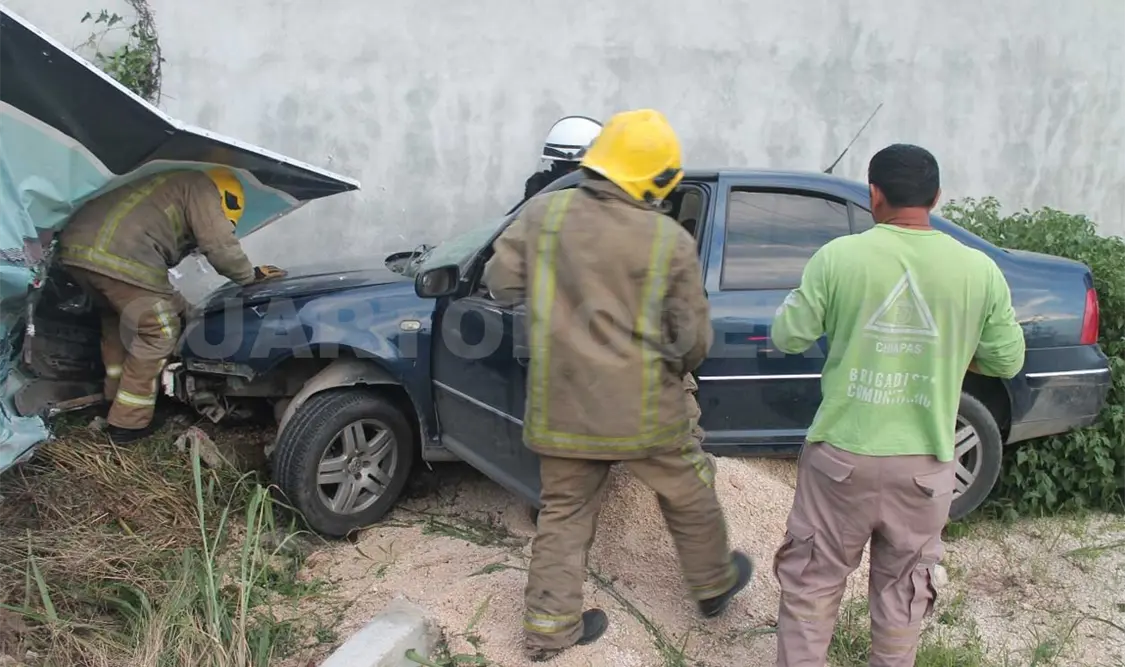 Se sale del camino y deja a mujer atrapada en sedán