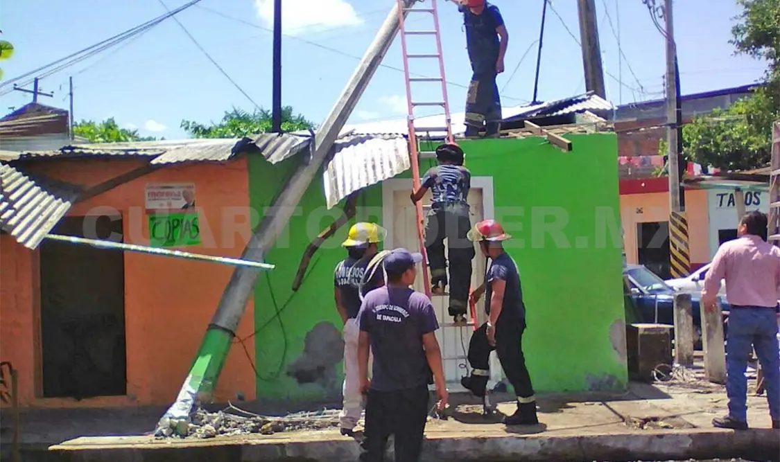 Cae poste de luz sobre vivienda en Tapachula