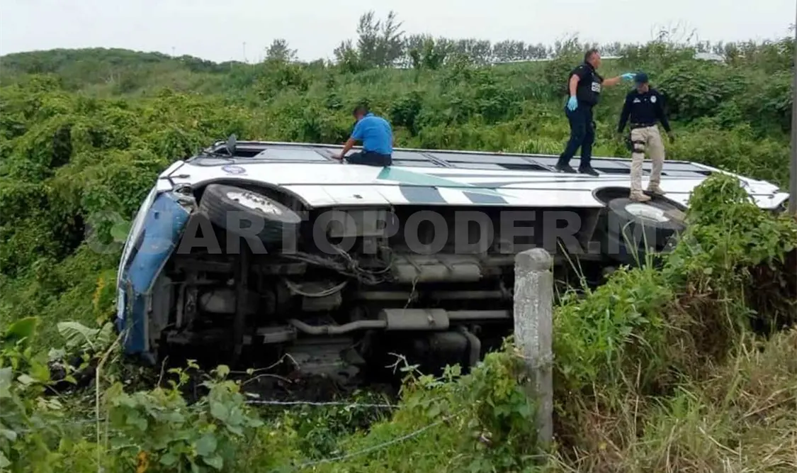 Volcadura deja 25 personas lesionadas