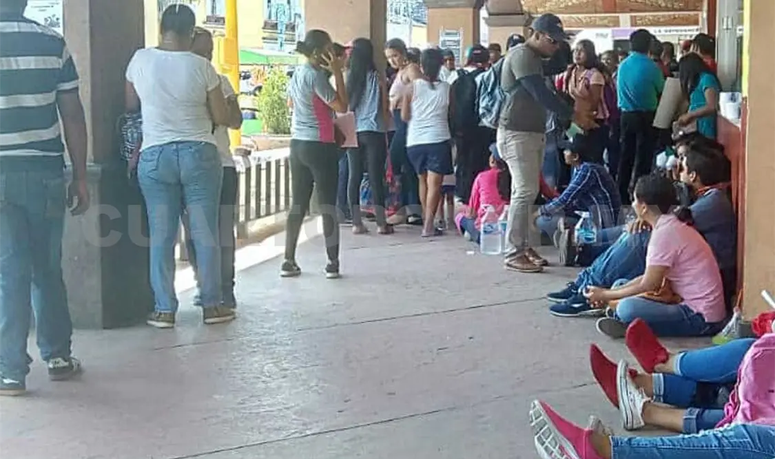 Marchan maestros normalistas por falta de pago