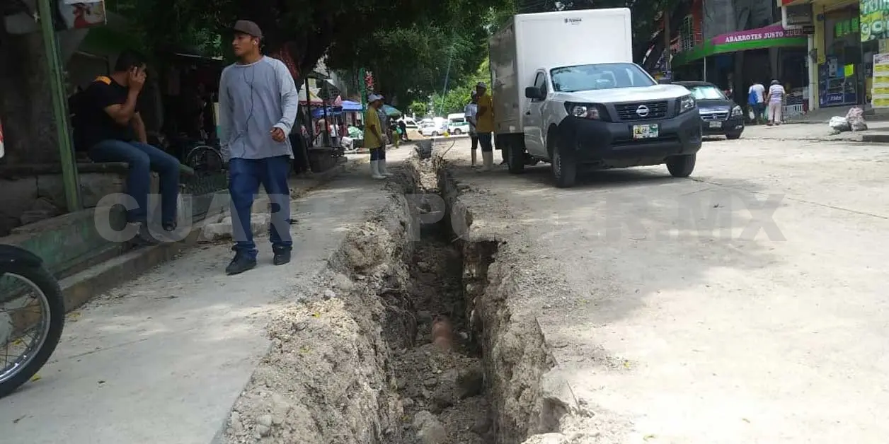 Drenaje azolvado obliga a cierre de calle