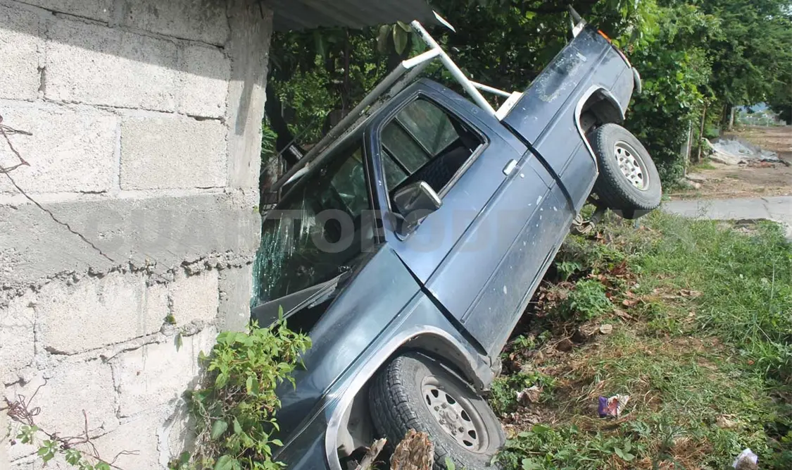 Camioneta termina dentro de vivienda
