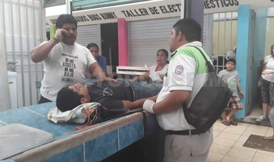 Se desploma joven de escalera en mercado