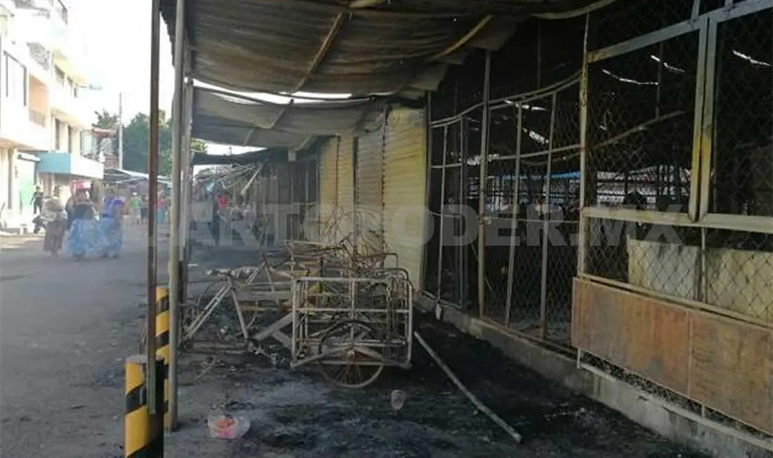Incendio consume puestos en mercado
