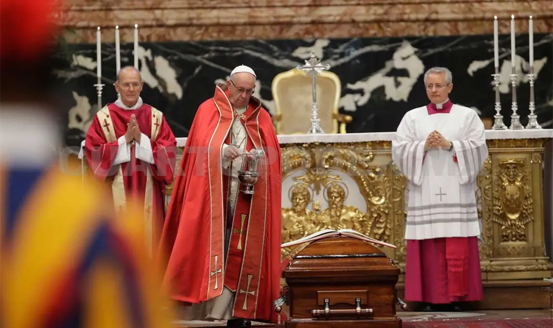 Papa asiste a funeral del cardenal Tauran
