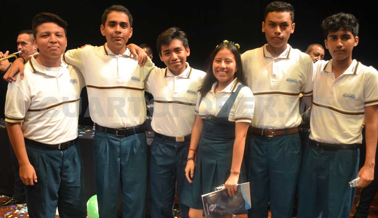 Celebran graduación de secundaria