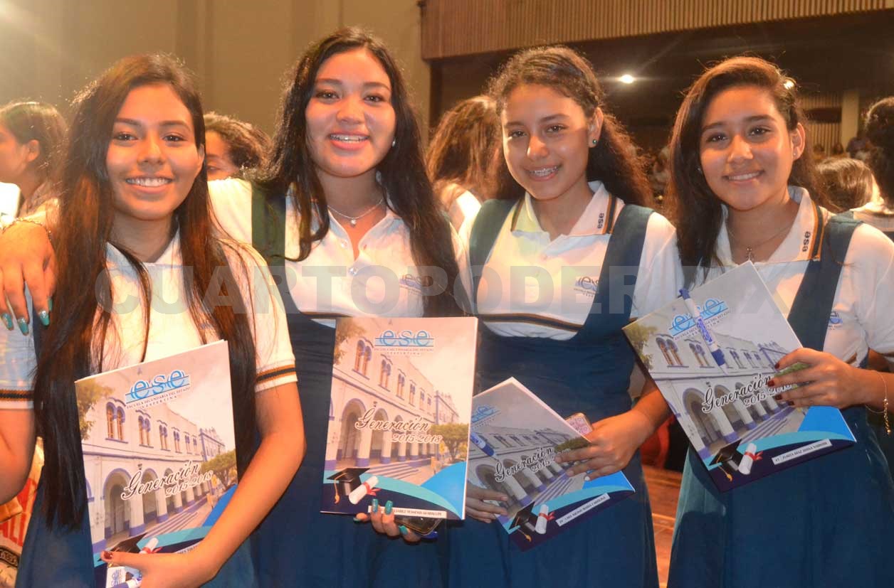 Celebran graduación de secundaria