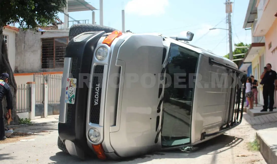 Lujoso vehículo impacta a camioneta y vuelca