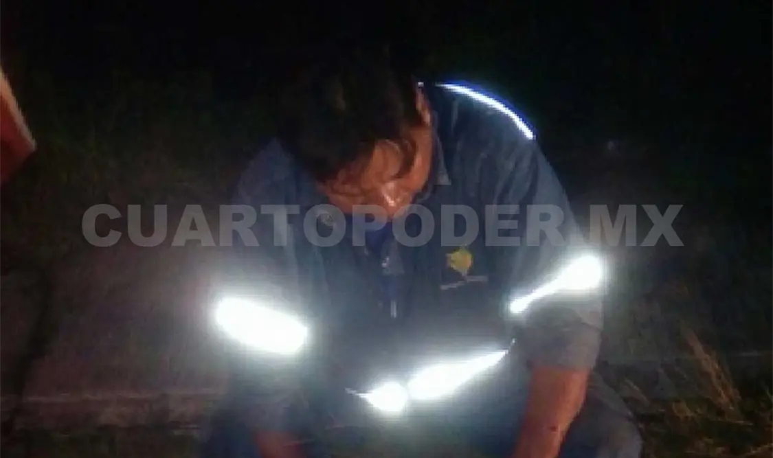 Ebrio motorista se estrella en poste y se fractura brazos