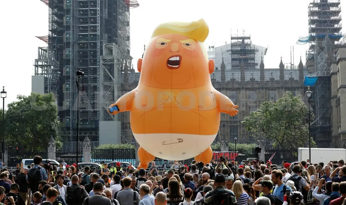 Con globo de Trump protestan