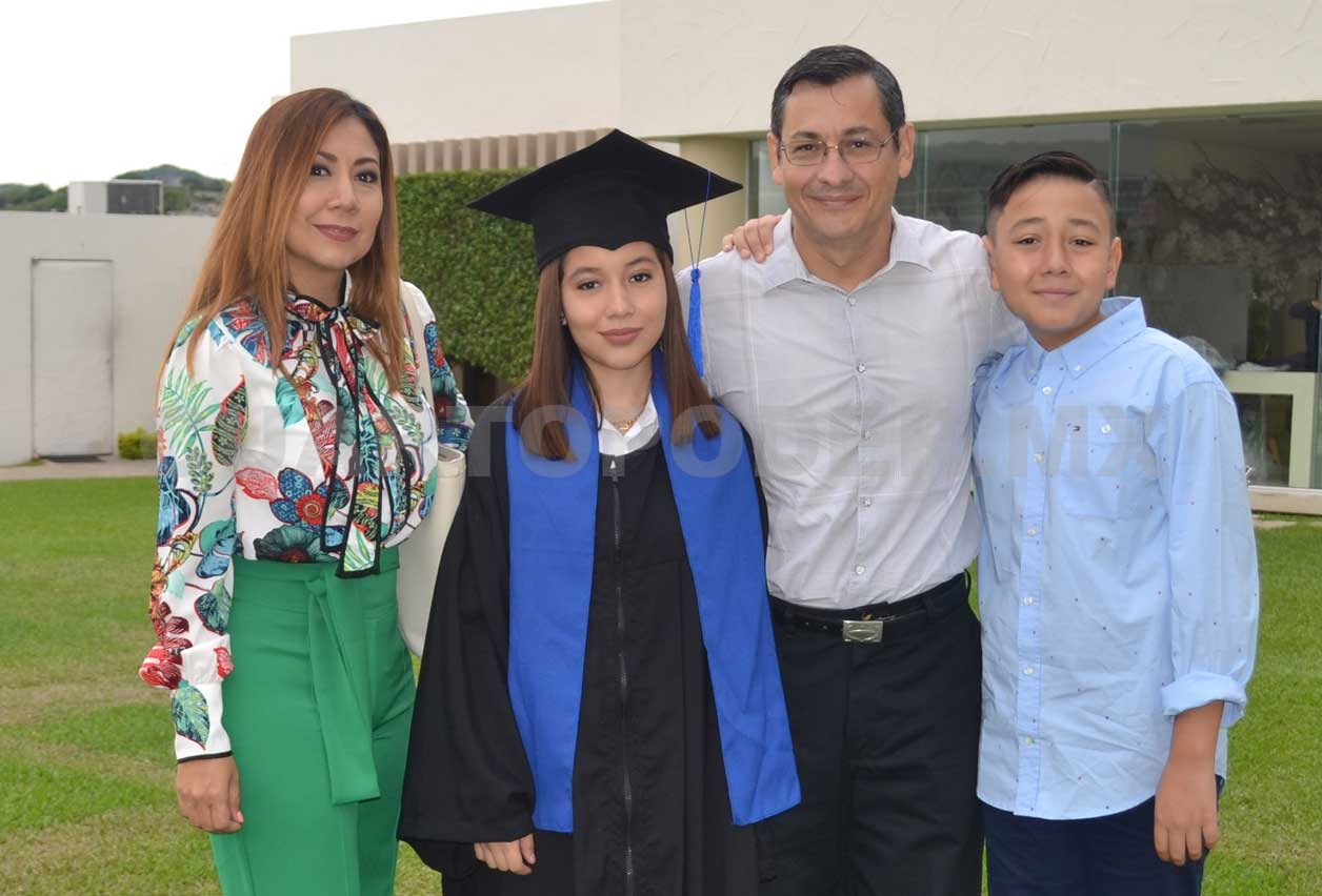 Se graduaron con honores