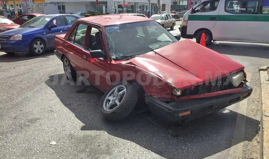 Aparatoso accidente vial deja un lesionado