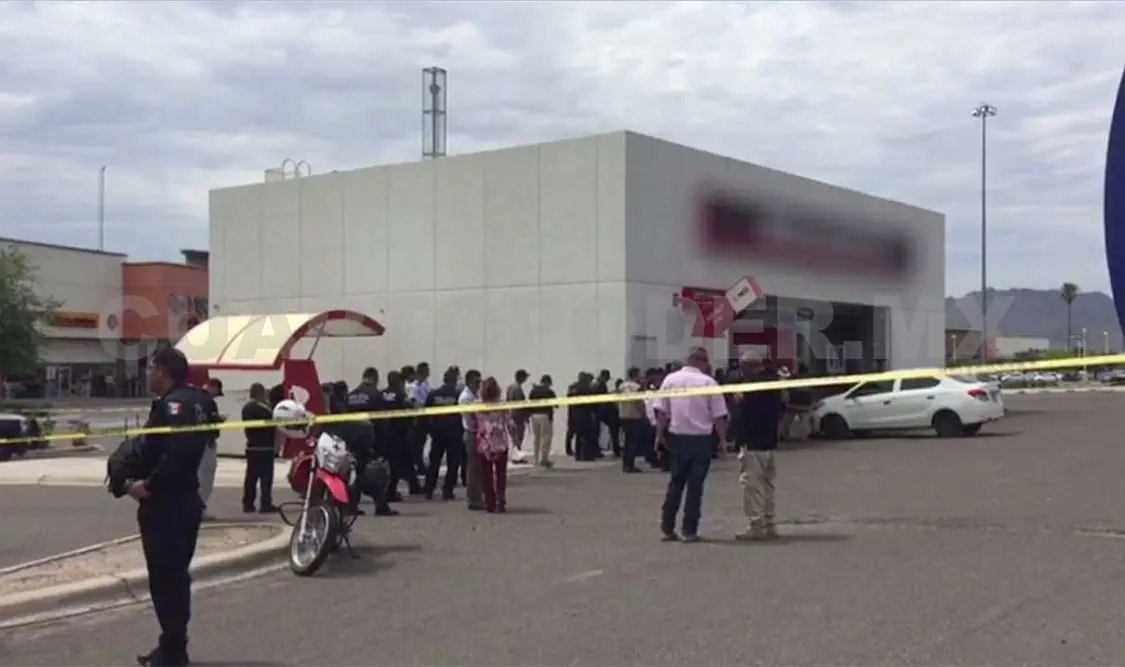 Rescatan a mujeres rehenes en sucursal
