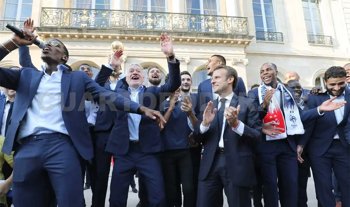 Miles de franceses honran a los campeones