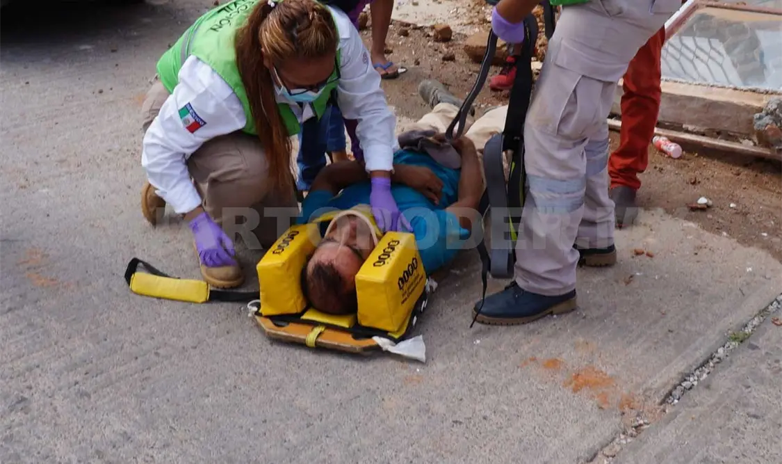 Se derrumba pared encima de un albañil