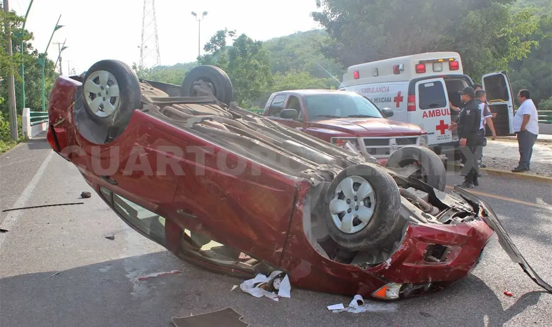 Dama resulta lesionada al sufrir aparatosa volcadura